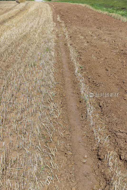 在开垦田地的过程中，土壤在地里翻耕