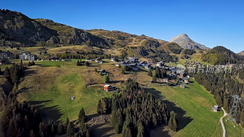 鸟瞰Riederalp，瑞士瓦莱州的无车山村。