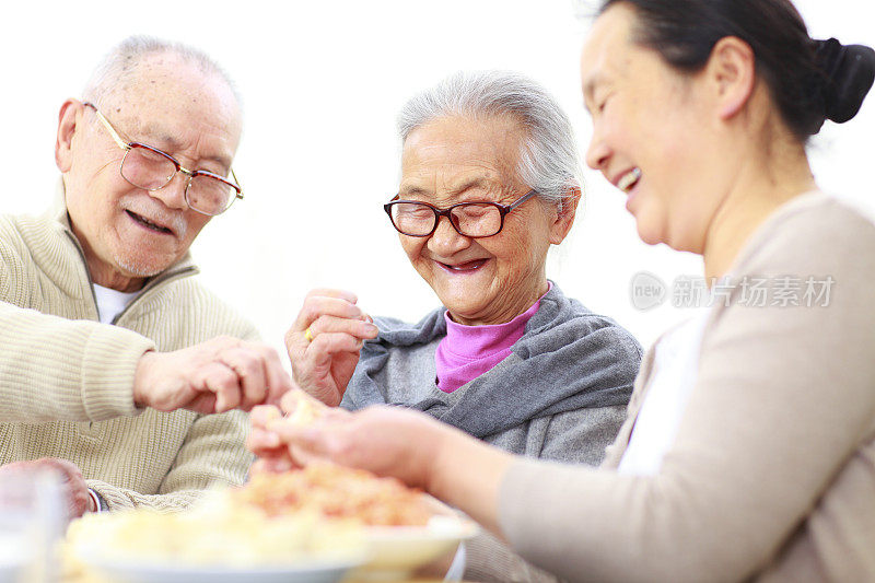 幸福的中国家庭一起包饺子