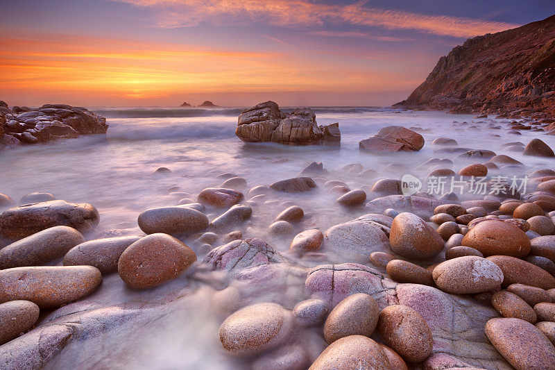 日落时分的岩石海滩，波思南文，英格兰康沃尔