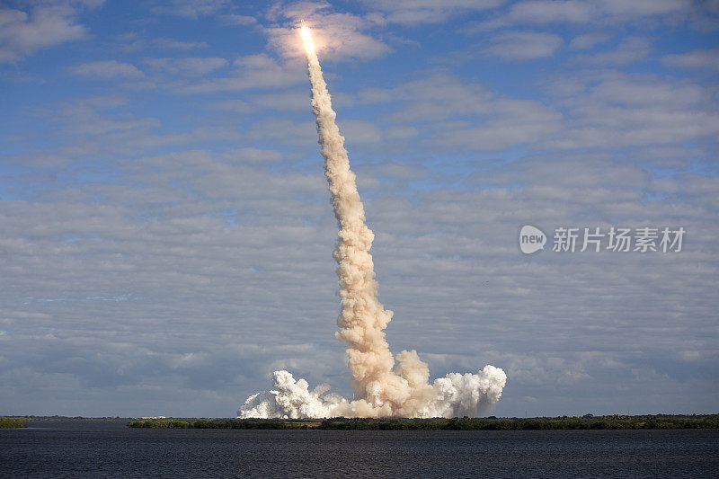 美国宇航局STS-129航天飞机云爆炸