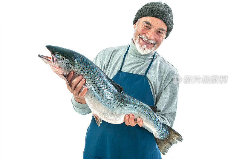 微笑的渔夫拿着一个大的大西洋鲑鱼