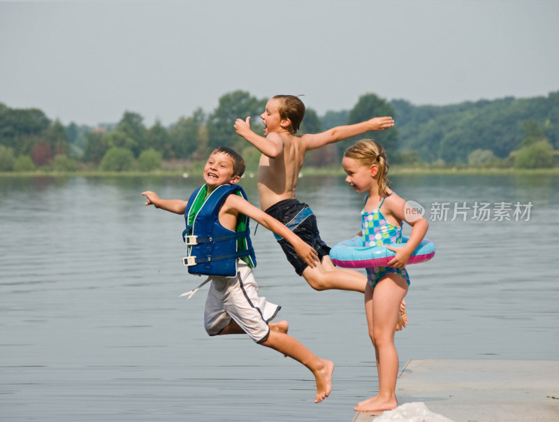 孩子们跳进湖里