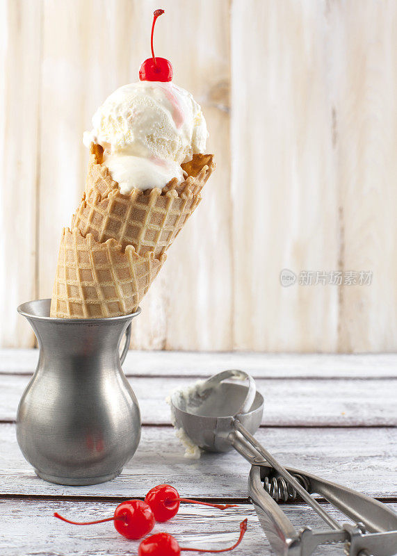 甜樱桃冰淇淋甜筒