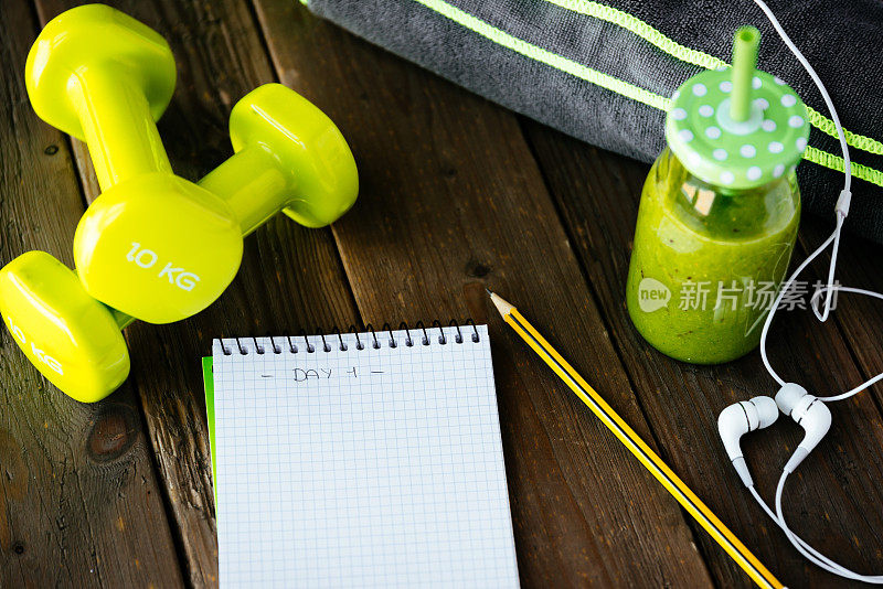 健身锻炼常规空白笔记本和排毒奶昔