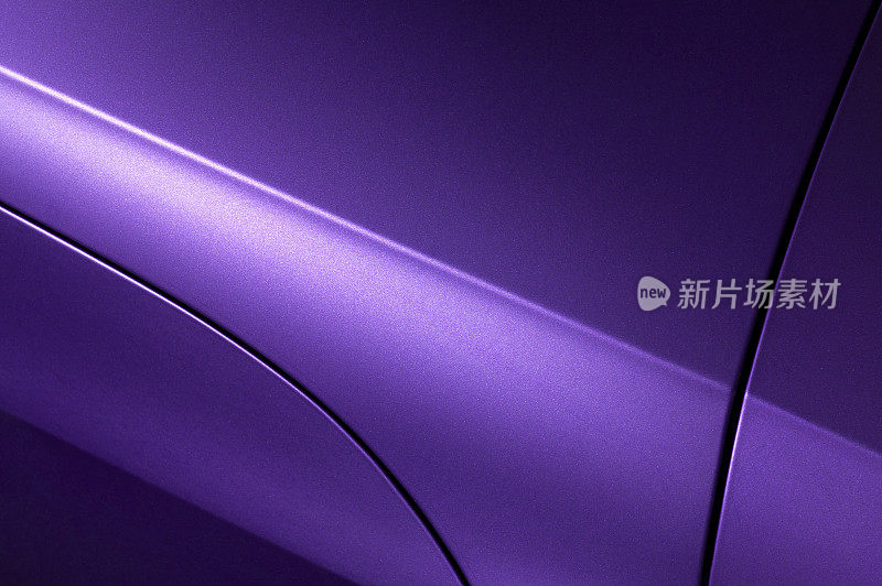 淡紫色的轿车车身