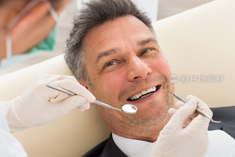 一名男子正在诊所检查牙齿