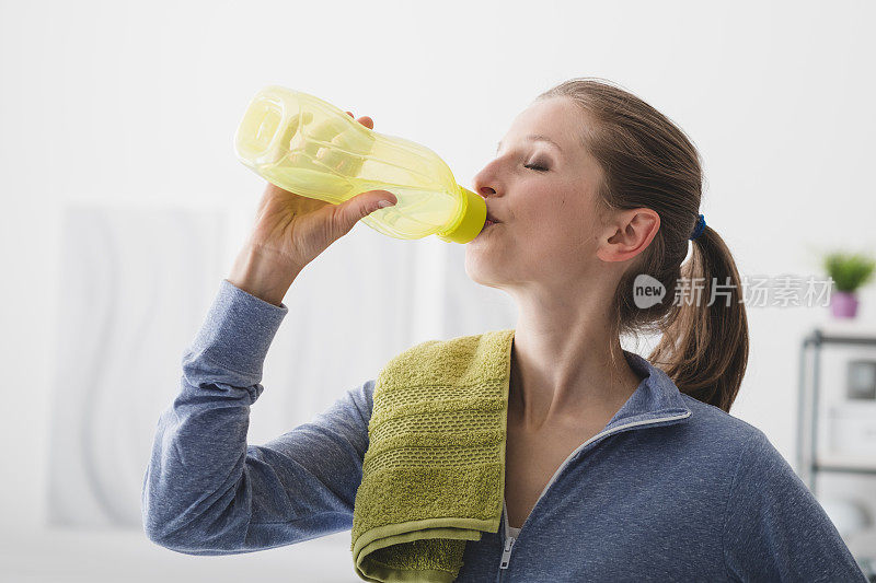 喝水的运动女性