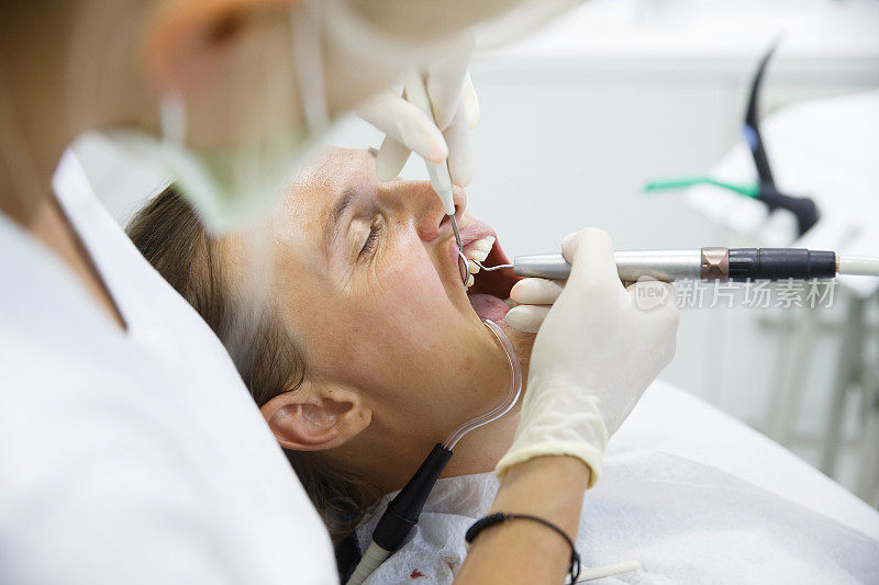 病人正在测量她的牙龈袋深度
