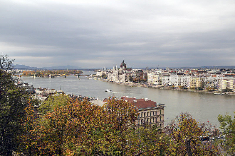 匈牙利，布达佩斯城的景色，Parlament和多瑙河的秋天