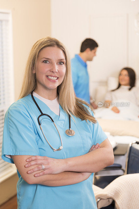 医疗保健:友善的医生、护士在医院为女病人检查。
