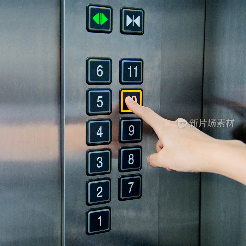 女人在电梯里
