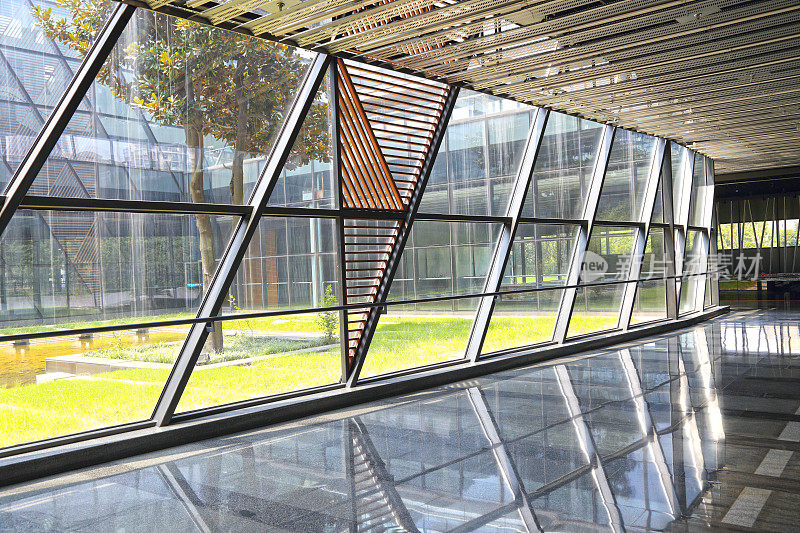 现代建筑以玻璃墙走廊为背景