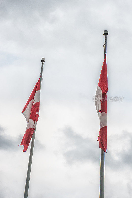 加拿大国旗在天空中飘扬