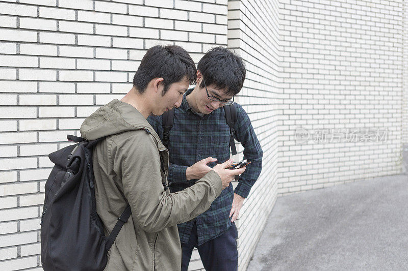 在日本京都，年轻的日本学生在用智能手机上网