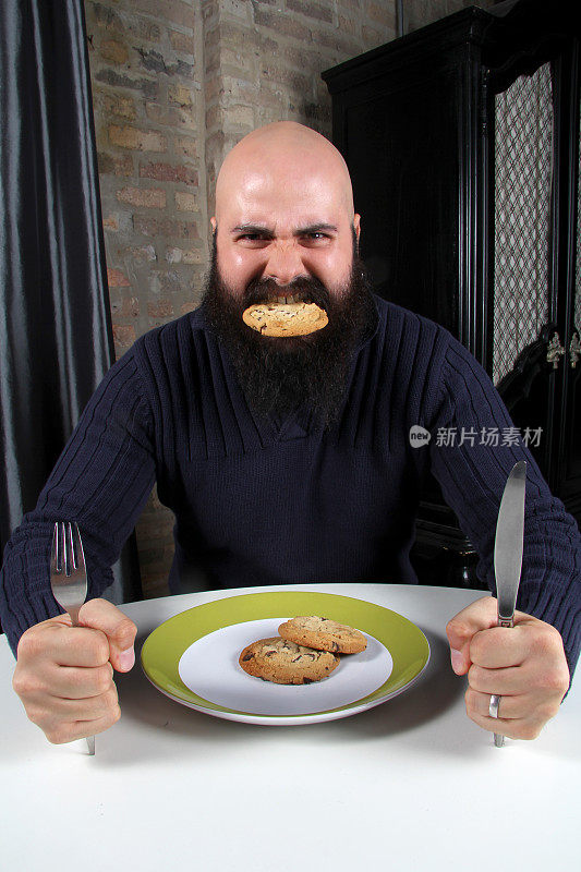 嘴里含着饼干的男人