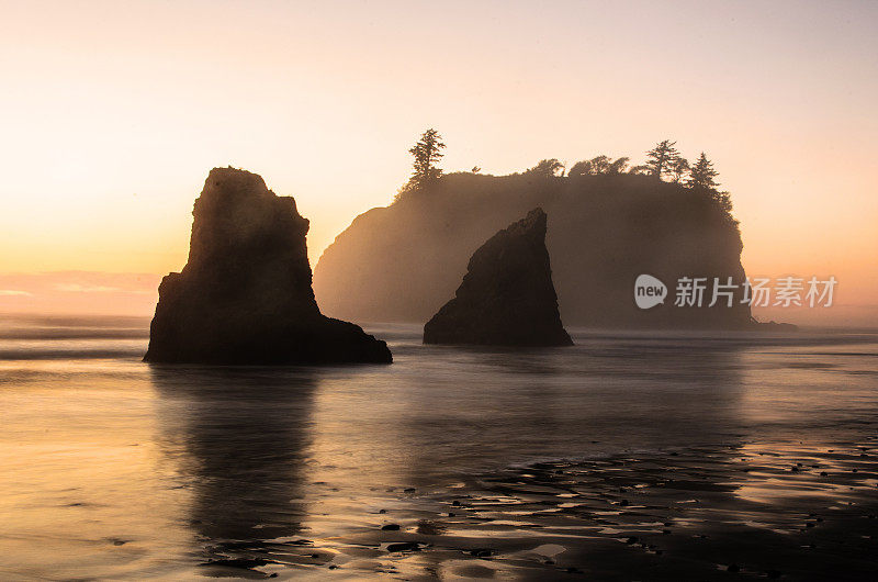 太平洋西北部日落时的海峰剪影