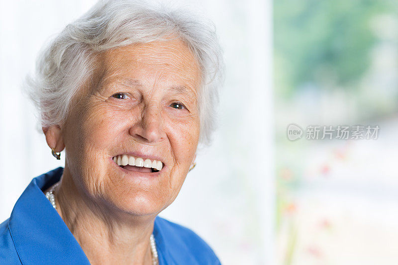 一个满头银发的老女人看着镜头