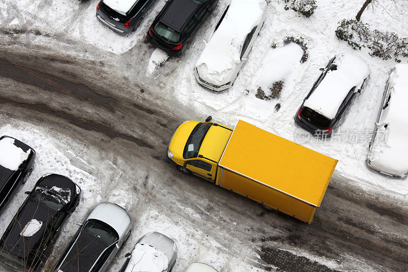 雪中的黄色卡车