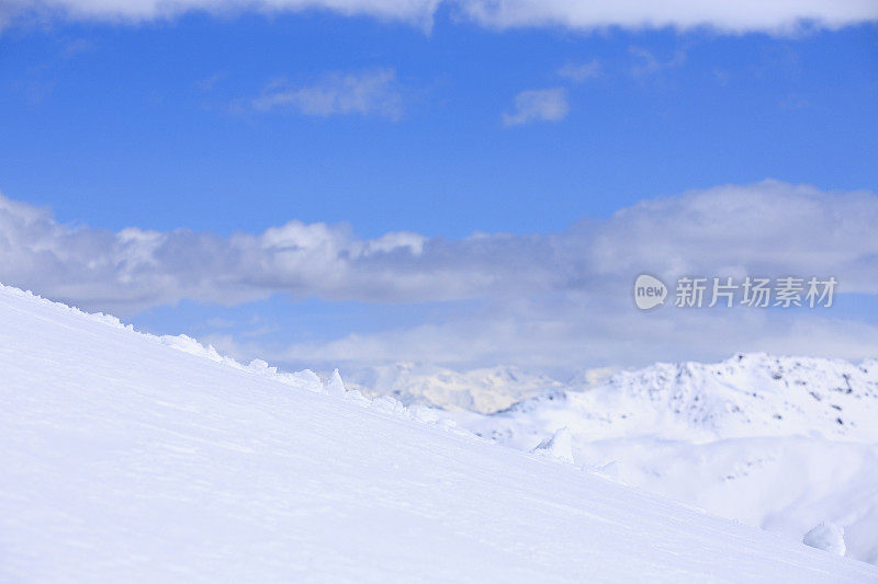 冬季全景山雪景滑雪胜地里维尼奥意大利阿尔卑斯山