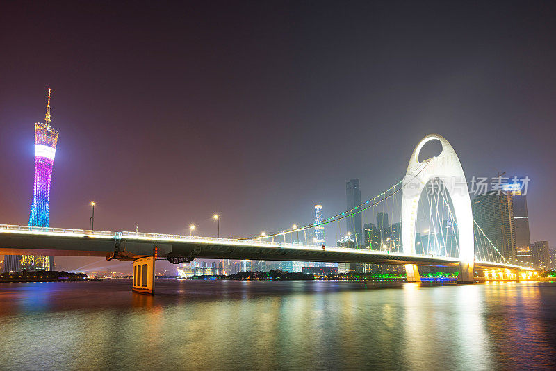 广州河滨的夜景和现代城市景观