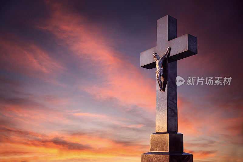 日落时分的基督教十字架