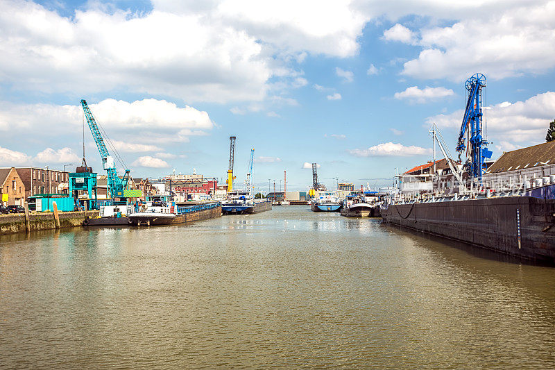 鹿特丹有船的工业港口