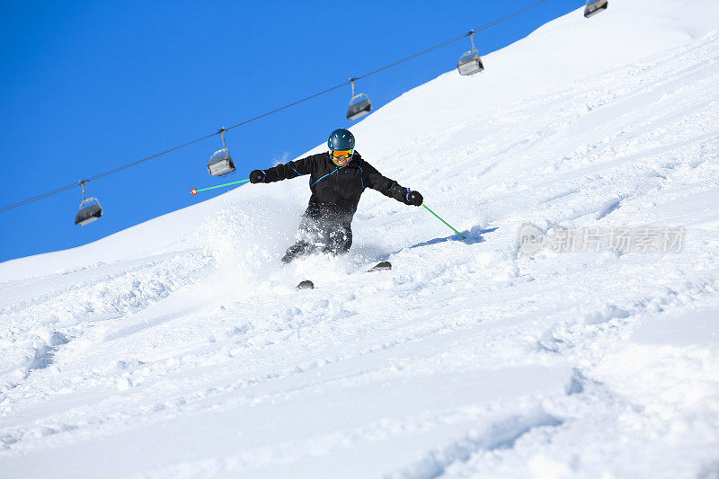 男子滑雪者离开雪道滑雪粉雪阳光明媚的滑雪胜地