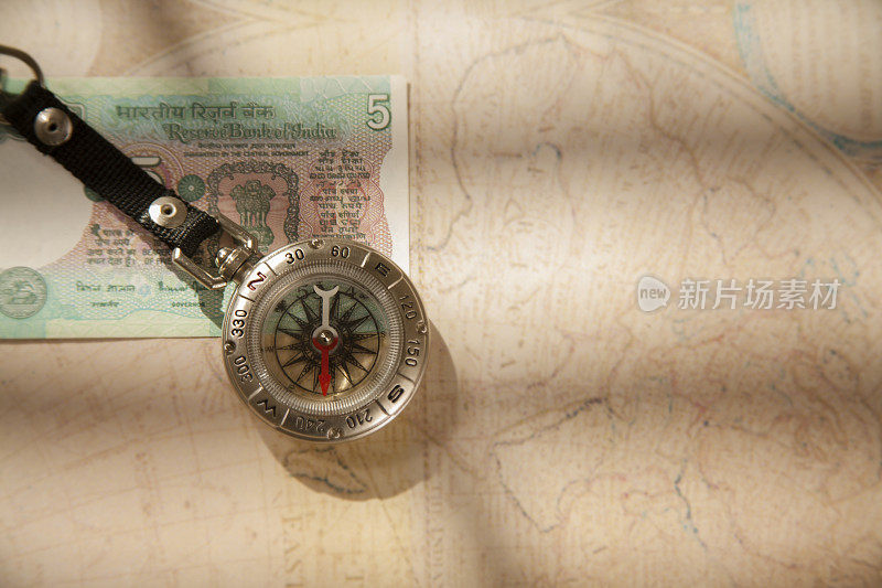 旅游的背景。指南针，世界地图上的钱。
