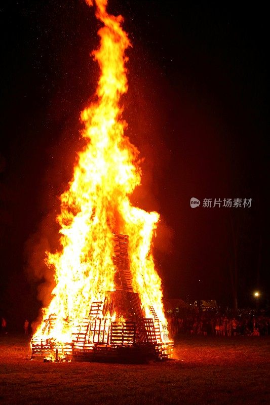 夏天，人们聚集在篝火旁