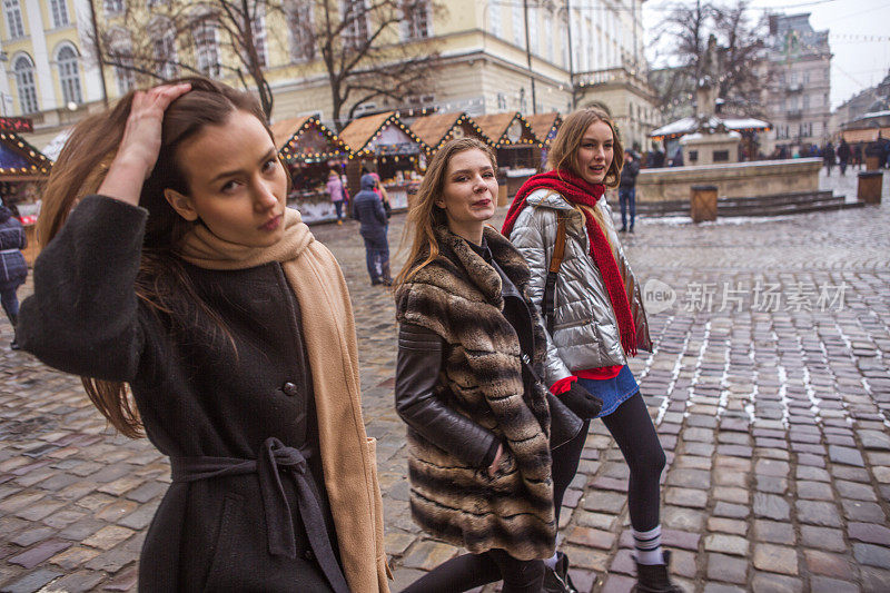 年轻的白人女孩模特走在乌克兰利沃夫大街上