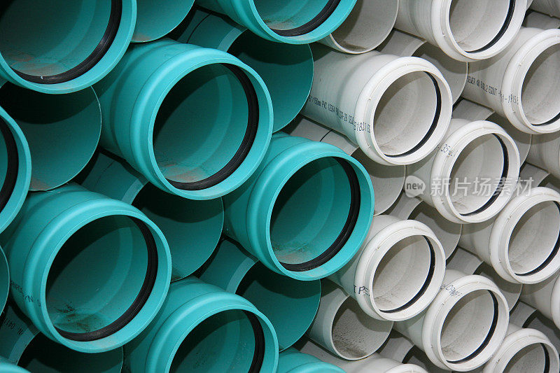 绿色和白色PVC污水管