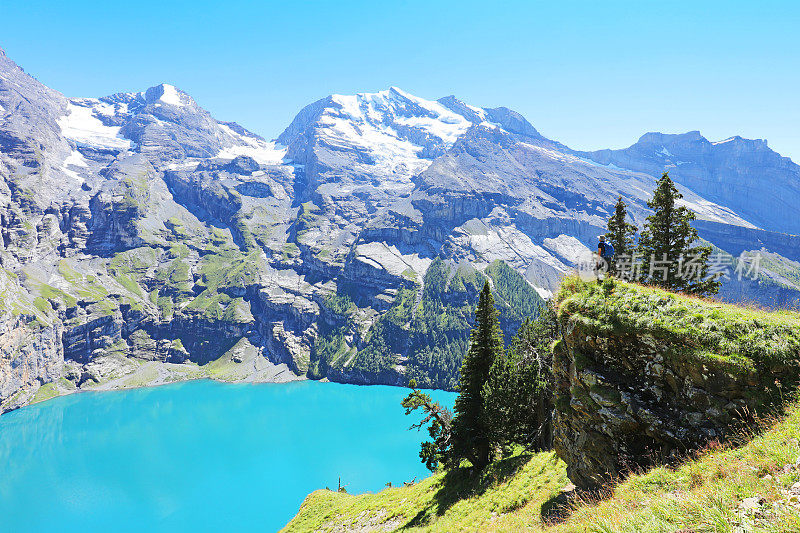 徒步旅行者在瑞士的休贝格瞭望台欣赏欧斯奇宁湖