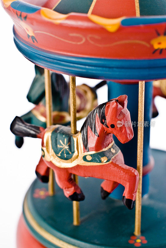 小彩色Carillon与马在一个白色的背景