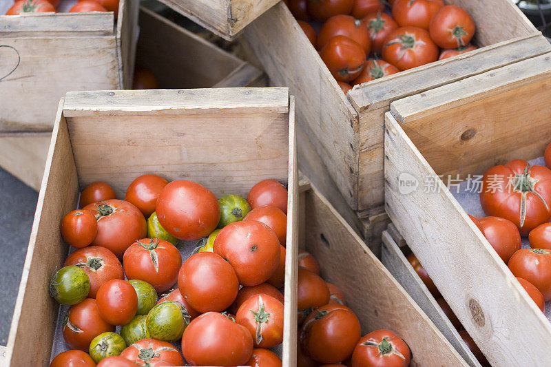 农贸市场上成箱的西红柿