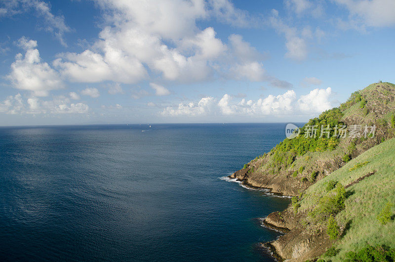 海岸岩石峭壁和深蓝色的大海