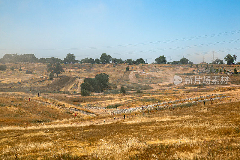 一个尘土飞扬的摩托车越野赛赛道的风景照片