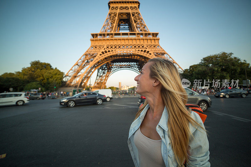 巴黎埃菲尔铁塔附近的旅行女郎
