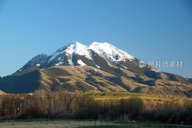 白雪覆盖的落基山脉的山峰