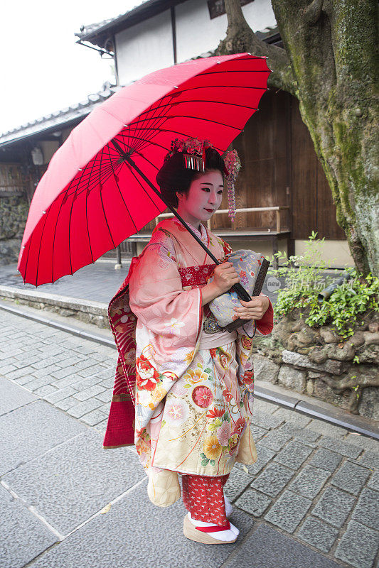 日本京都街头的传统艺妓舞妓