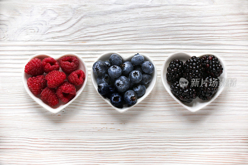 浆果:黑莓，蓝莓，树莓，白木背景