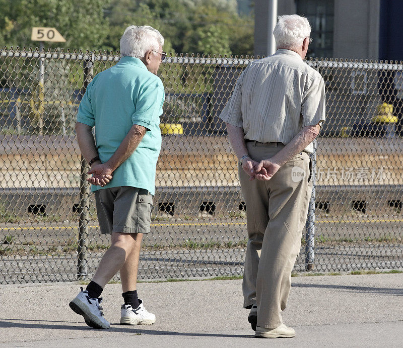 两位老人在散步