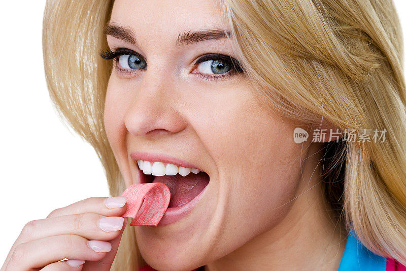 一个女人把一块口香糖放进嘴里