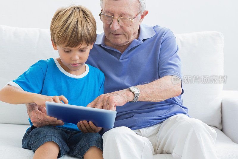 爷爷和孙子在用平板电脑