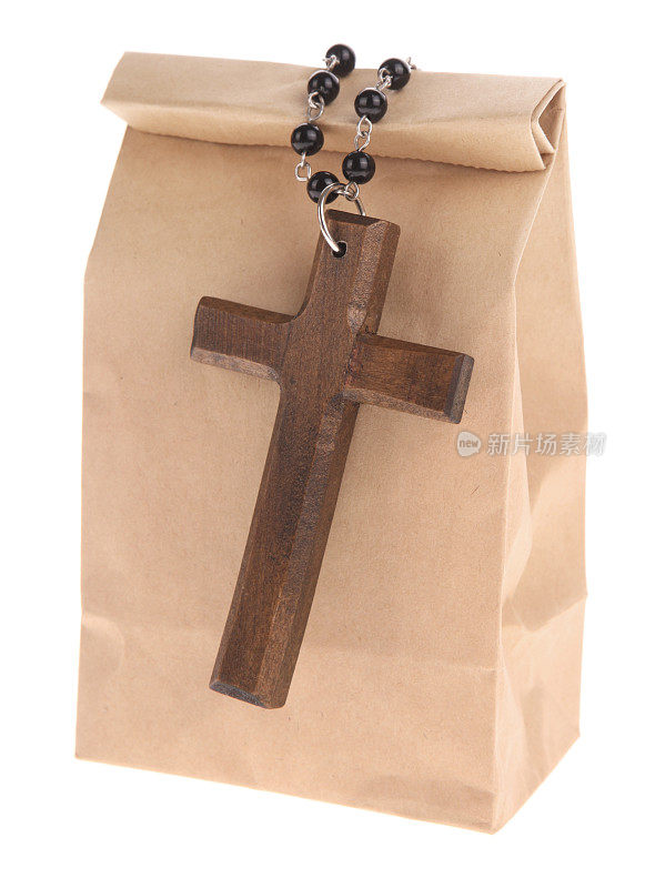 基督教午餐-棕色纸袋与十字架在白色