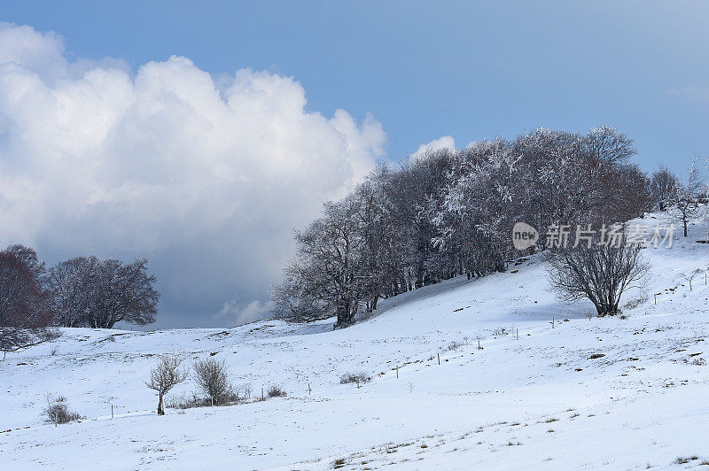 春天雪覆盖了这座山