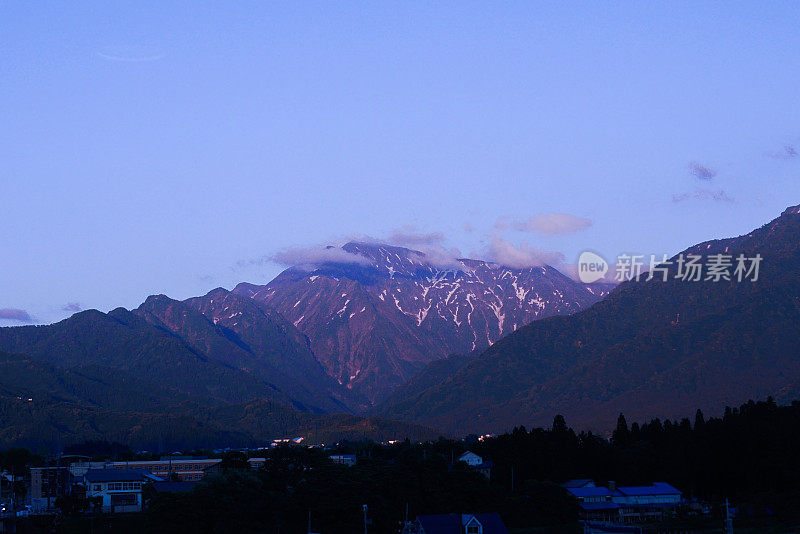 日落的天空和山脉