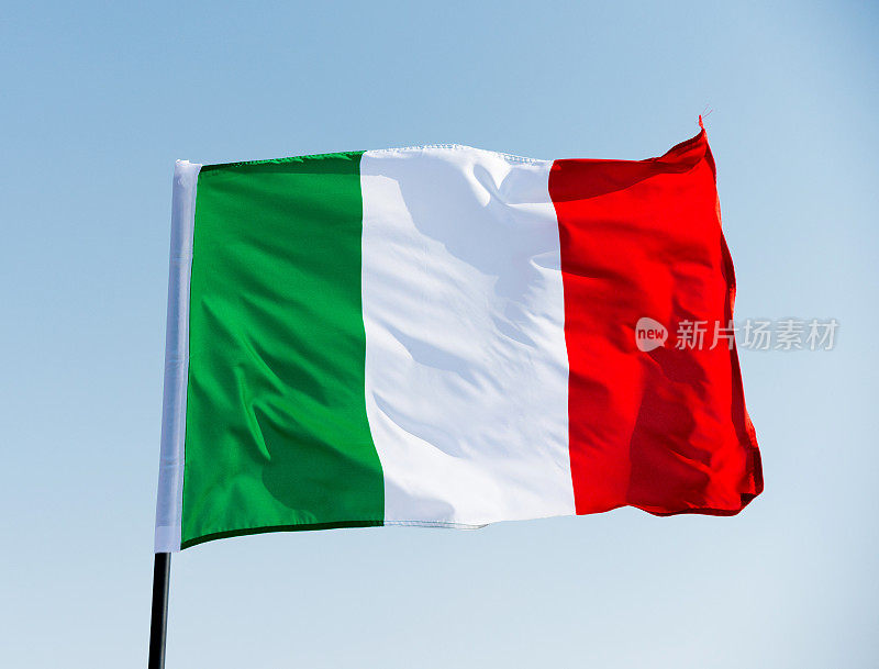 意大利国旗在天空中飘扬