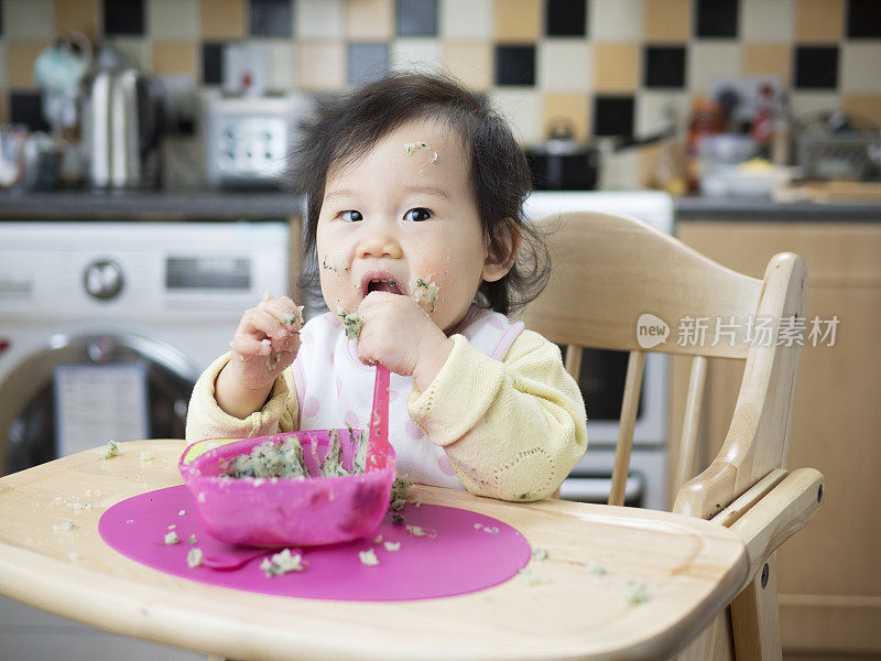 吃垃圾食品的小女孩