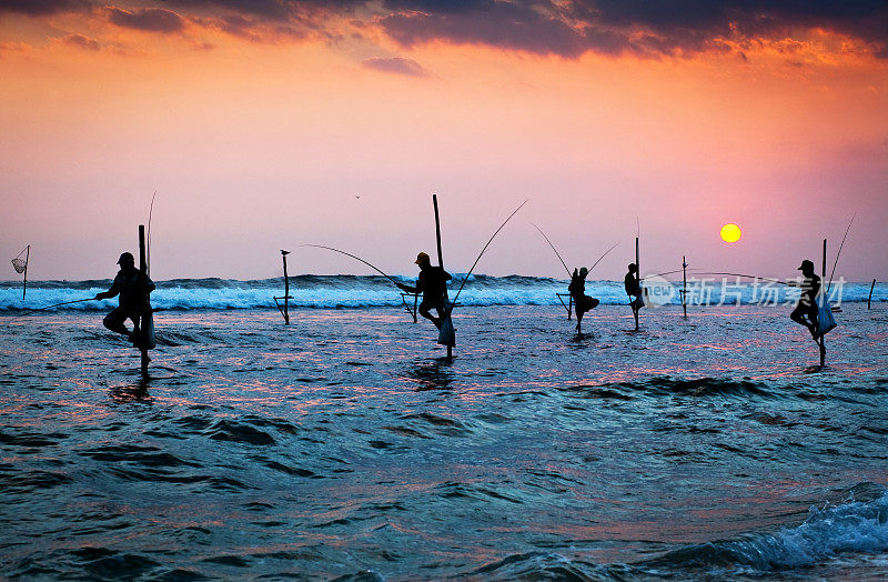 传统的渔民在日落的nea